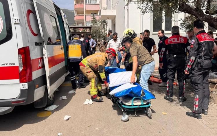 مسعفون ينقلون القتلى والمصابين في هجوم على مدرسة في كهرمان مرعش بجنوب تركيا وسط انتشار للشرطة 15/4/2026 | إعلام تركي