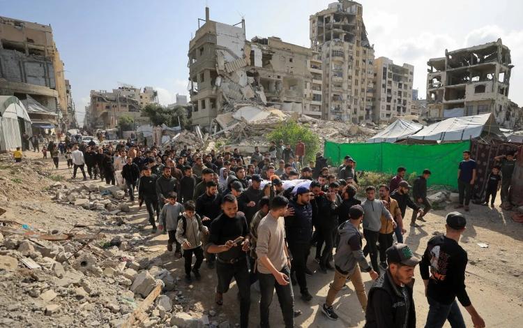 مشيعون يحملون جثمان الفلسطيني عبد الرحمن الخضري الذي استشهد في غارة إسرائيلية على مدينة غزة 6/4/2026 | رويترز