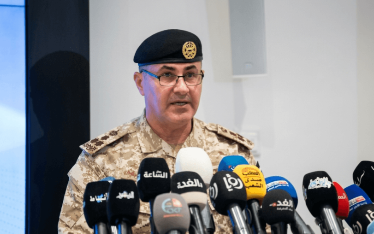 مدير الإعلام العسكري في القوات المسلحة العميد الركن مصطفى الحياري خلال إيجاز صحفي حول حصيلة التصدي للهجمات الجوية الإيرانية ضمن عملية درع الأردن 4/4/2026 | القوات المسلحة الأردنية