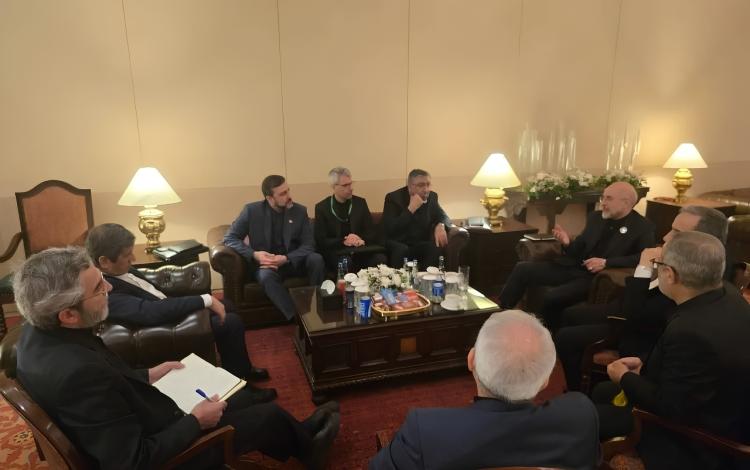 من اجتماع الوفد الإيراني على هامش محادثات باكستان