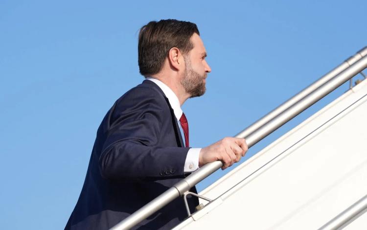 نائب الرئيس الأمريكي جيه دي فانس يستقل طائرته بعد انتهاء محادثات السلام مع إيران في إسلام آباد دون اتفاق | رويترز