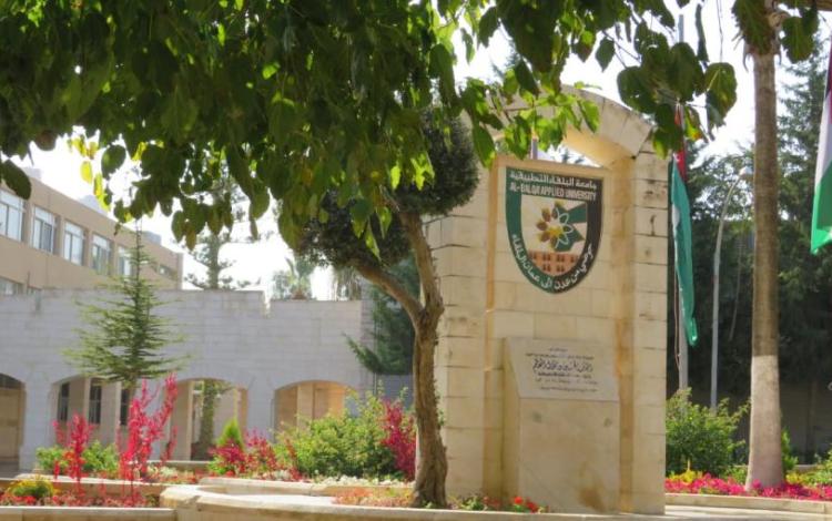 نصب عليه شعار جامعة البلقاء التطبيقية