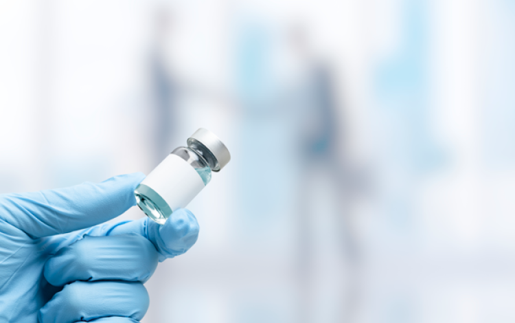 يد تمسك مطعوما | تعبيرية freepik