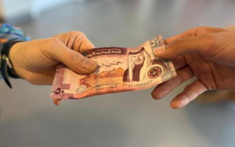 شخص يعطي آخر خمسين دينارا | حسنى