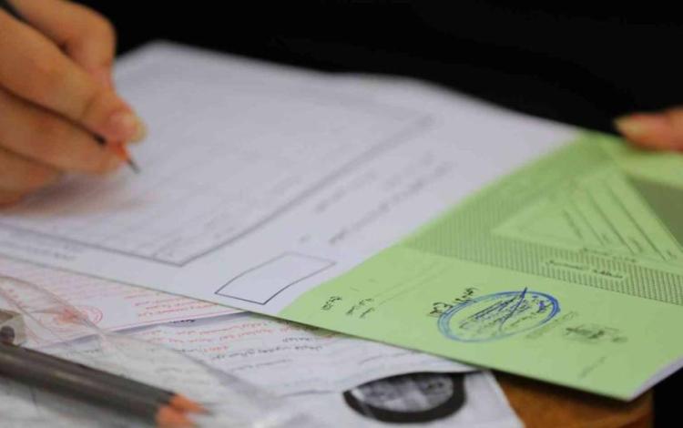 دفتر إجابات امتحان التوجيهي | تعبيرية
