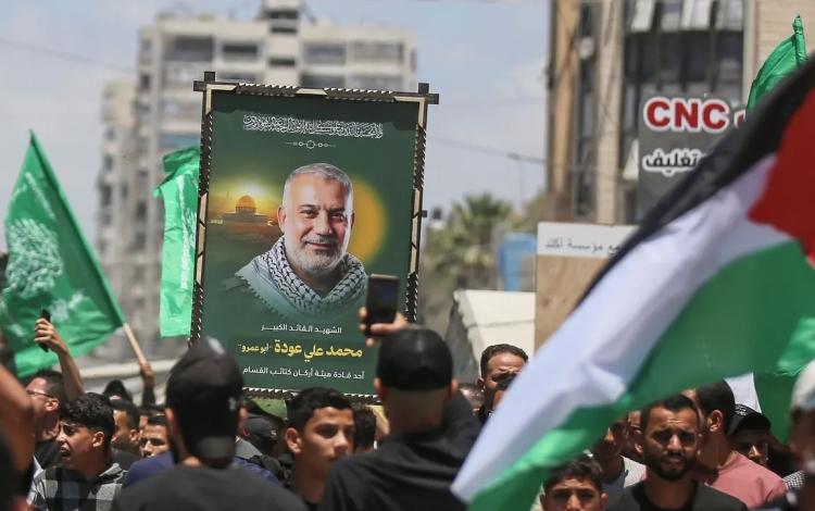 فلسطينيون خلال جنازة محمد عودة قائد أركان كتائب القسام الذي اغتيل في غارة إسرائيلية على مدينة غزة | الأناضول