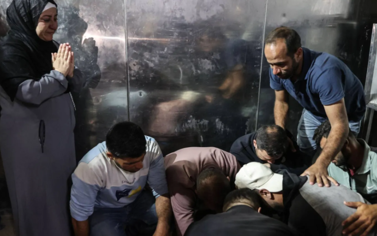 فلسطينيون يودعون شهدائهم في مستشفى الشفاء بمدينة غزة 10/5/2026 | وكالة الأنباء الفرنسية