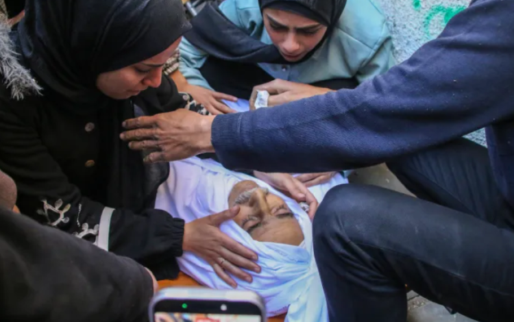 فلسطينيون يودعون شهيدهم الذي ارتقى بفعل تواصل حرب الإبادة على قطاع غزة | Getty Images