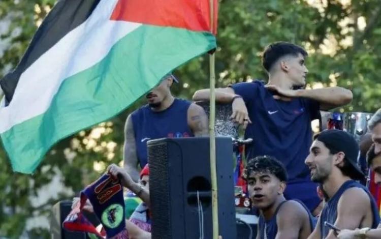 لامين يامال يحمل علم فلسطين