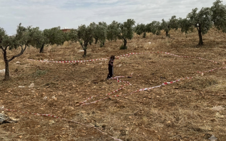 من موقع سقوط أحد أجزاء الطائرة المسيرة في أرض زراعية بمنطقة بليلة في محافظة جرش 20/5/2026 | مواقع التواصل