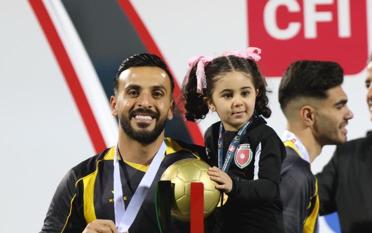 يزيد أبو ليلى خلال تكريمه مع فريق الحسن إربد بالكأس 16/5/2026