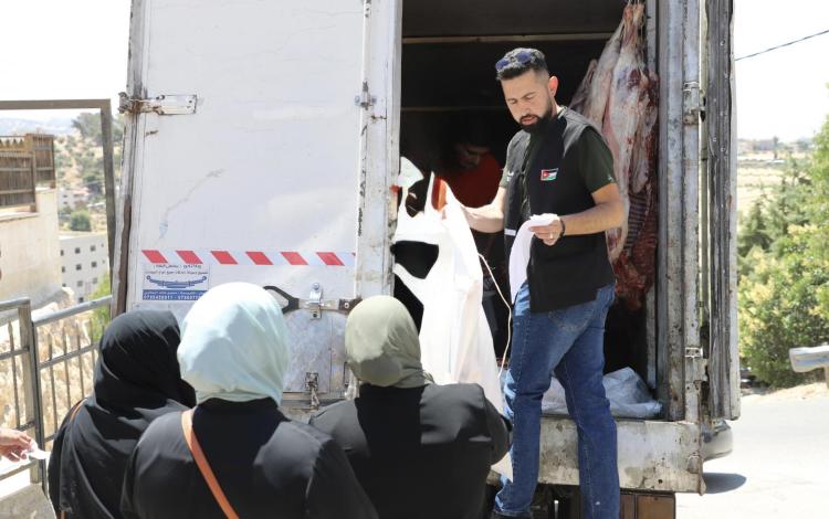 جانب من توزيع لحوم الأضاحي داخل المملكة خلال أيام عيد الأضحى المبارك | الهيئة الخيرية الأردنية الهاشمية