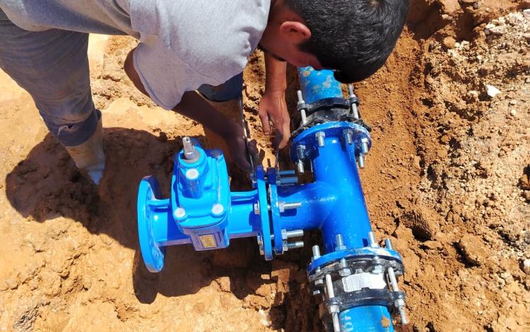 أحد العاملين في  مديرية مياه البادية الشمالية يقوم بتنفيذ ربطات على خطوط التزويد المائي لتزويد منطقة الدفيانة | وزارة المياه والري
