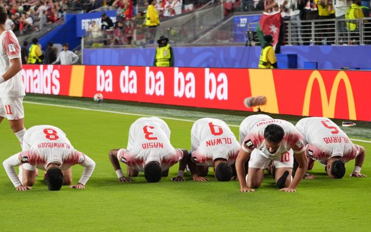 لاعبو منتخبنا الوطني يسجدون بعد الهدف التاريخي الذي سجله اللاعب علي علوان في شباك النمسا في المواجهة الأولى ضمن منافسات مونديال كأس العالم 2026