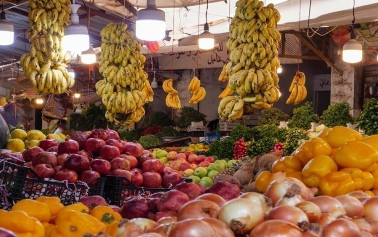 فواكه وخضراوات داخل أحد المحال التجارية