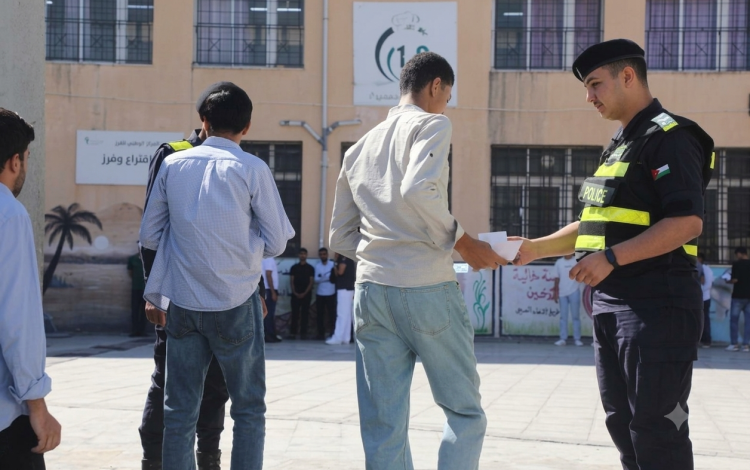 طلبة توجيهي أثناء توجههم إلى قاعة الامتحان في إحدى المدارس
