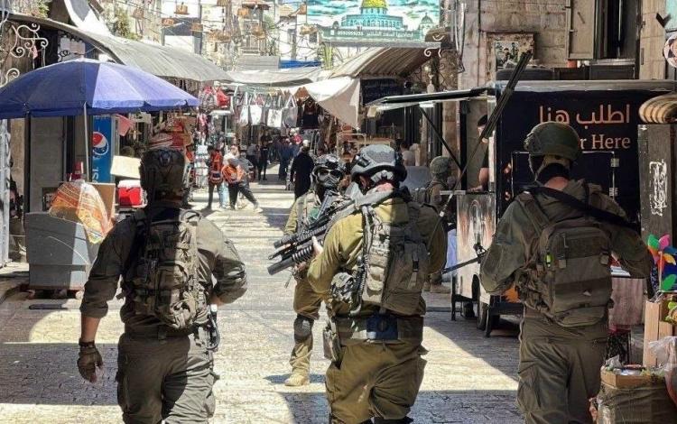 جنود الاحتلال خلال اقتحام باب الساحة وشارع النصر في البلدة القديمة وسط نابلس | فلسطين بوست