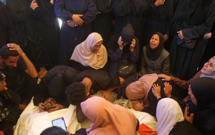 نساء غزيات يودعن جثمان الفتاة "إسلام موسى" و"شقيقها عبد الله" اللذين استشهدا في غارة جوية إسرائيلية بغزة 27/6/2026 | وكالة الأنباء الفرنسية