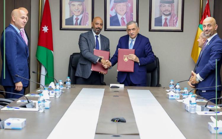 جانب من توقيع الجامعة الأردنية وشركة "رؤية عمّان"  اتفاقية لتركيب آلات استرجاع المواد القابلة لإعادة تدوير النفايات الصلبة 5/7/2026