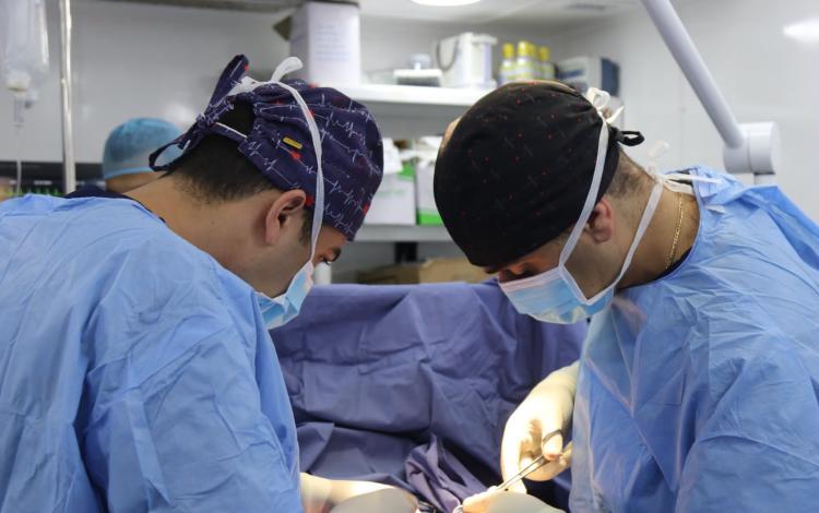 أطباء أردنيون خلال إجراء عملية جراحية في المستشفى الميداني الأردني نابلس/11