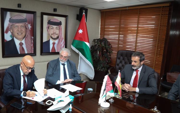 جانب من توقيع الأردن وإسبانيا اتفاقية تمويل لمشروع التحول الرقمي في قطاع المياه 20/7/2026 | وزارة المياه والري