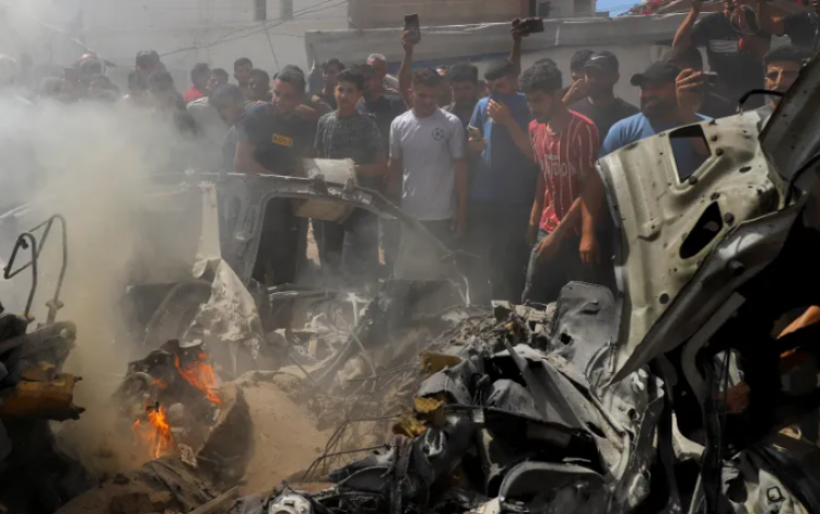 فلسطينيون يتفقدون موقع غارة للاحتلال الإسرائيلي استهدفت مركبة في مدينة غزة | رويترز