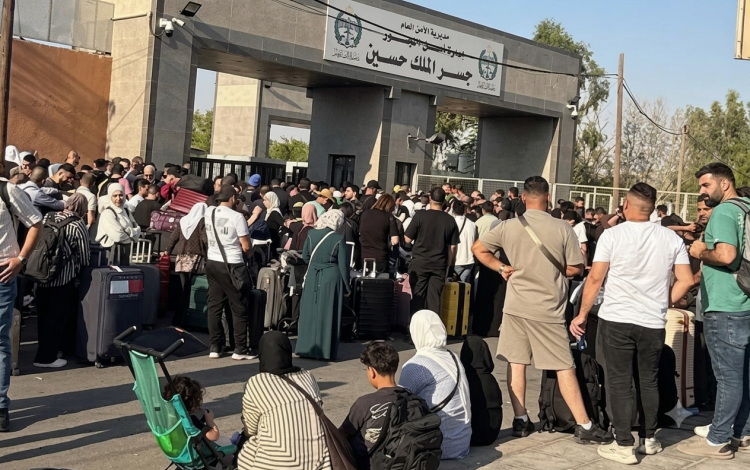 جانب من الازدحام الذي شهده جسر الملك حسين خلال العام 2025