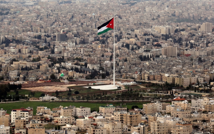 مشهد عام من العاصمة عمان ويظهر العلم الأردني على سارية كبيرة