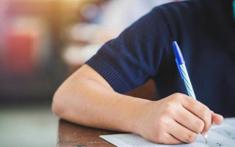 طالب يؤشر بقلمه على الإجابة
