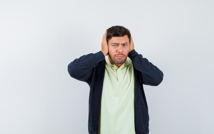 صورة تعبيرية لشخص يشكو من الإزعاج