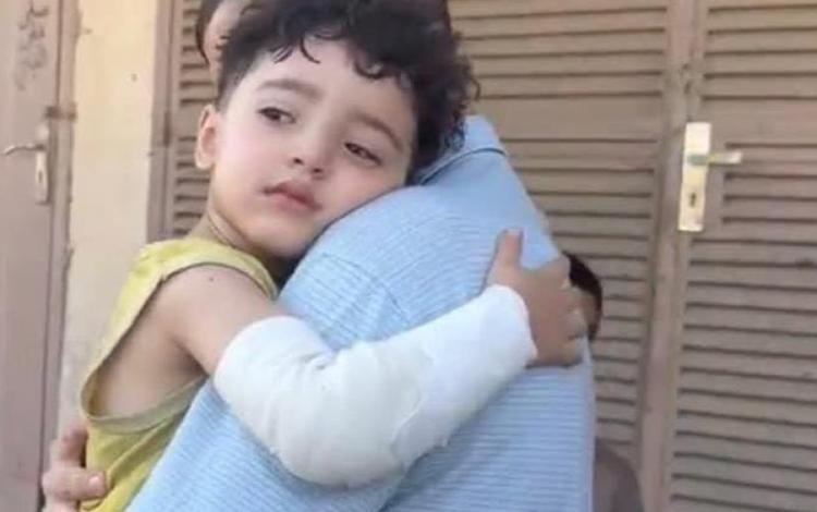 الطفل سامي عمر أبو قاسم الناجي الوحيد من قصف إسرائيلي استهدف شقة عائلته في دير البلح وسط قطاع غزة