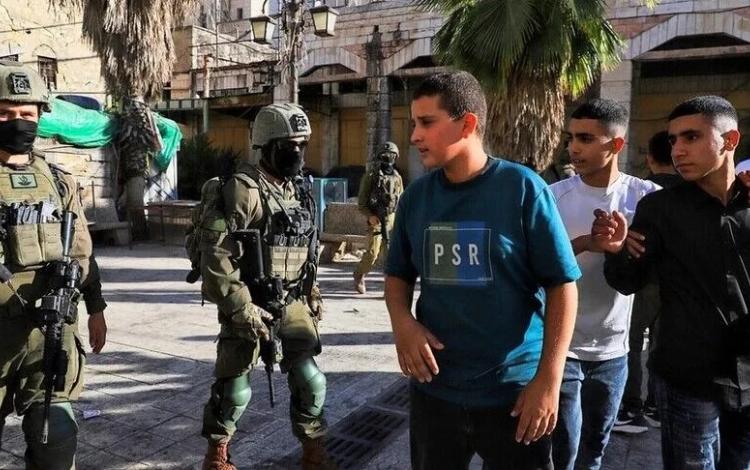 جنود الاحتلال يعترضون طريق فتية فلسطينيين في الضفة الغربية | الأناضول