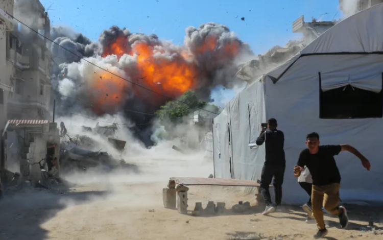 تصاعد الدخان عقب هجوم الاحتلال الإسرائيلي على منطقة غربي مدينة غزة أسفر عن إصابة عدد من الفلسطينيين | الجزيرة