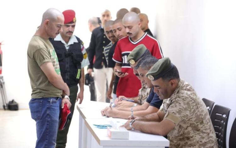 مجموعة من المكلفين لخدمة العلم في صف منتظم لإنهاء المعاملات الطبية والإدارية