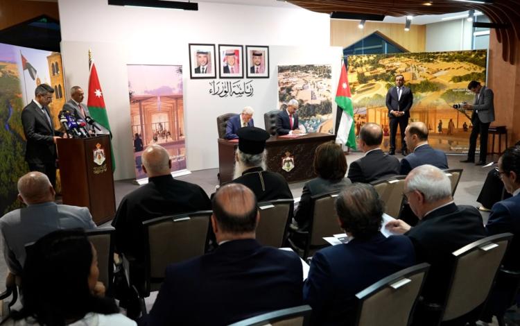 جانب من توقيع اتفاقيات لتنفيذ مشاريع في الأراضي المجاورة لموقع المغطس