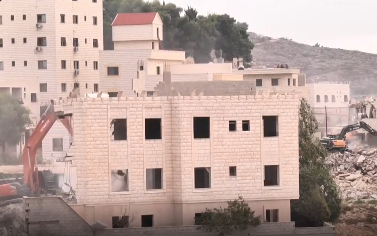 آليات الاحتلال خلال هدمها أحد المباني سابقا في نابلس