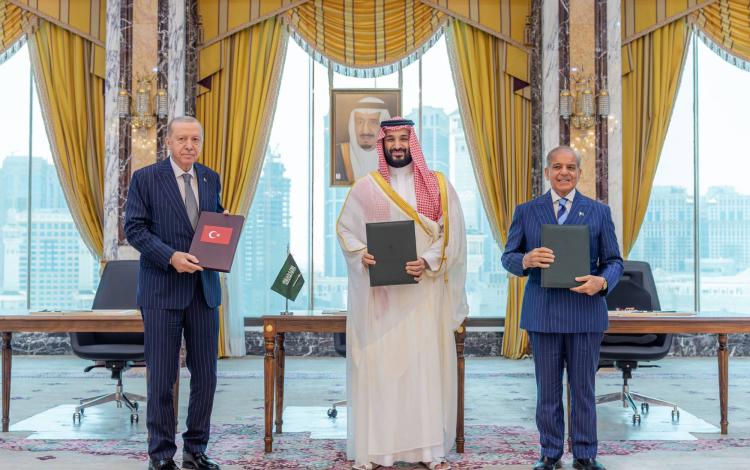 الرئيس التركي رجب طيب أردوغان وولي العهد السعودي الأمير محمد بن سلمان ورئيس الوزراء الباكستاني شهباز شريف في مكة المكرمة بعد توقيع اتفاقية مكة للدفاع المشترك 7/8/2026 | وكالة الأنباء السعودية