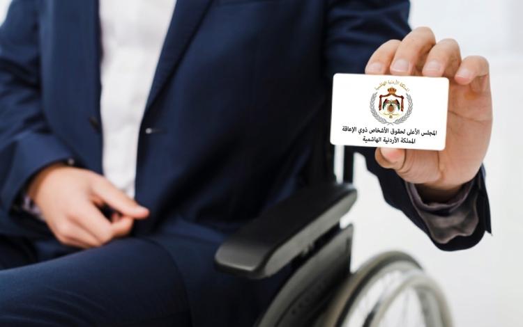 شخص يجلس على كرسي متحرك