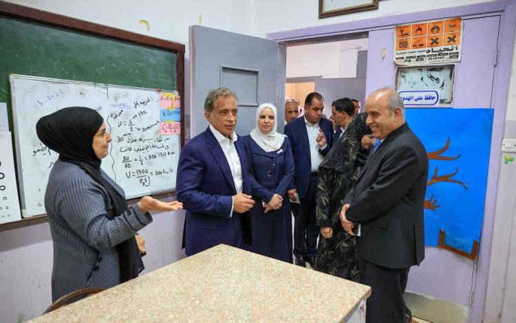 رئيس الوزراء جعفر حسان يرافقه وزير التربية عزمي محافظة خلال زيارة تفقدية لمدرسة الحمراء الأساسية المختلطة في قضاء حوشا