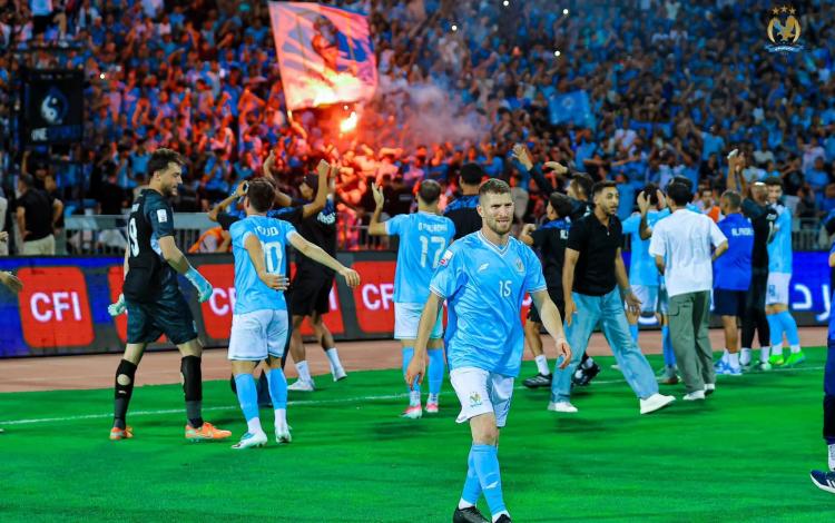 لاعبو الفيصلي خلال احتفالهم بالفوز على الوحدات