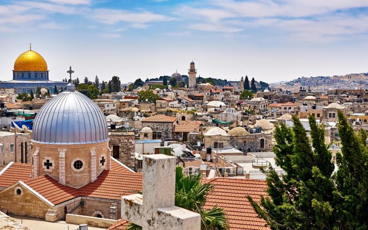 مشهد عام يجمع المقدسات الإسلامية والمسيحية في مدينة القدس المحتلة