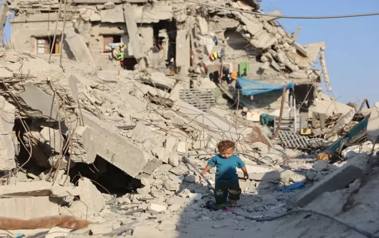 طفل يسير بين أنقاض مبان مدمرة في مخيم جباليا للاجئين الفلسطينيين شمال قطاع غزة | وكالة الأنباء الفرنسية