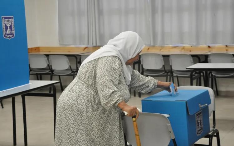 مسنة فلسطينية من الداخل المحتل تدلي بصوتها في انتخابات الكنيست