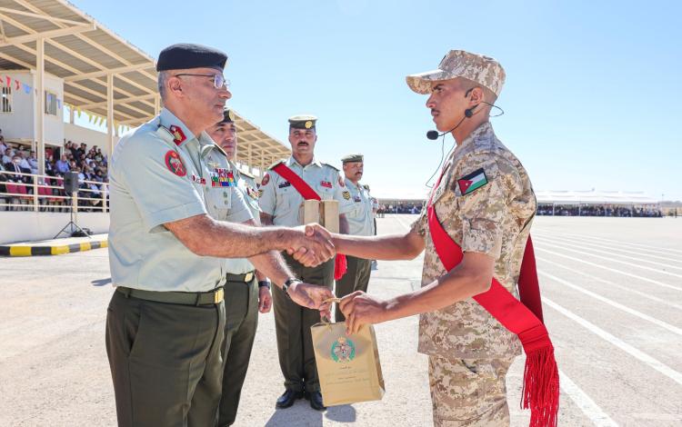 أحد خريجي الدفعة الثانية من مكلفي خدمة العلم يتسلم هدية من رئيس هيئة الأركان المشتركة اللواء الركن مجدي الحراسيس 15/9/2026