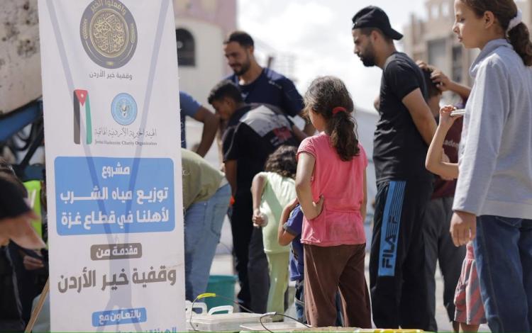 فلسطينيون ينتظرون الحصول على مياه الشرب في قطاع غزة