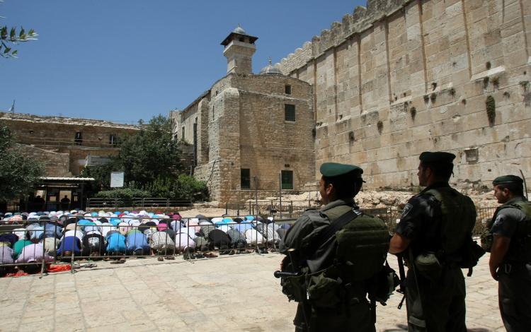 فلسطينيون يؤدون إحدى الصلوات خارج أسوار الحرم الإبراهيمي جراء إغلاقه من قبل الاحتلال في وقت سابق | Getty Images