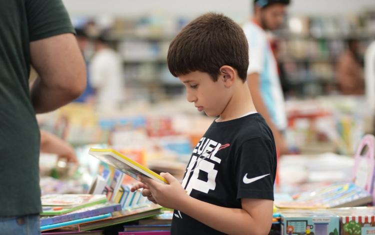 طفل يتجول في معرض عمان الدولي للكتاب 2025 | اتحاد الناشرين الأردنيين