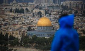 فلسطيني ينظر لقبة الصخرة | المصدر: المركز الفلسطيني للإعلام