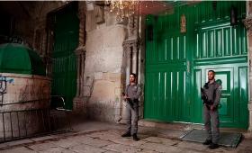 جنديان من جيش الاحتلال يقفان أمام إحدى بوابات المسجد الأقصى بعد إغلاقها | أرشيفية