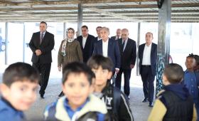 رئيس الوزراء جعفر حسان خلال جولة مدرسة جبل الأمير فيصل الأساسية في لواء الرصيفة محافظة الزرقاء 23/11/2025 | المصدر: رئاسة الوزراء